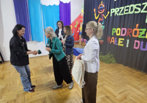 jury wręcza dyplom nauczycielce