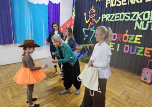Magdalena Ficnerska z PP Nr 6 z oddziałami Integracyjnymi w Zduńskiej Woli odbiera dyplom od jury