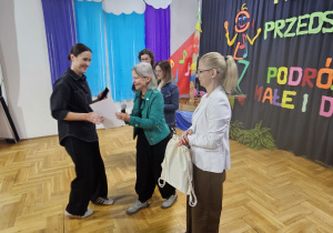 jury wręcza dyplom nauczycielce