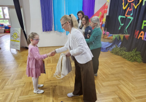 dziewczynka Jagoda Grądkowska z PP Nr 5 w Zduńskiej Woli odbiera nagrodę