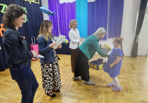 dziewczynka z PPNr 4 "Zaczarowana Kraina" w Zduńskiej Woli odbiera dyplom