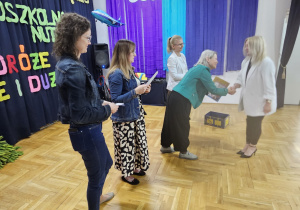 jury wręcza dyplom nauczycielce z PP Nr 3 "Wesoła Trójeczka" w Zduńskiej Woli