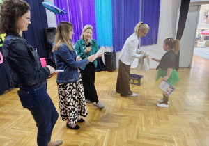 dziewczynka z PPNr 3 "Wesoła Trójeczka"w Zduńskiej Woli odbiera nagrodę