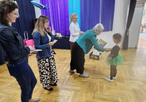 dziewczynka z PPNr 3 "Wesoła Trójeczka"w Zduńskiej Woli odbiera dyplom