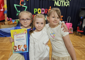dziewczynki - Antonina Gałek, Adrianna Szulgan i Malwina Jaruga z PP Nr 4 "Zaczarowanej Krainy" w Zduńskiej Woli pozują do zdjęcia z dyplomem