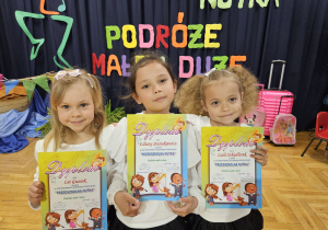 dziewczynki - Lea Guziak, Liliana Stasikiewicz i Laila Szkudlarek z PP Nr2 "Tęczowe przedszkole" w Zduńskiej Woli