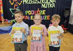dzieci - Adam Osmulski, Jan Idzikowski i Jagoda Grądkowska z z PP Nr 5 w Zduńskiej Woli