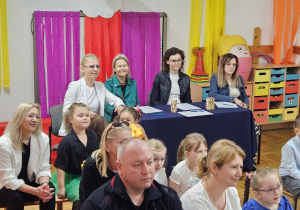 jury i publiczność słuchające małych wykonawców