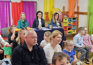 jury i publiczność słuchające małych wykonawców