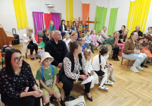 jury i publiczność słuchające małych wykonawców