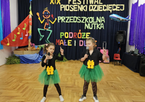 dziewczynki Matylda Witczak i Michalina Nowak z PP Nr 3 "Wesoła Trójeczka" w Zduńskiej Woli podczas swojego występu