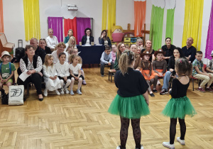 dziewczynki Matylda Witczak i Michalina Nowak z PP Nr 3 "Wesoła Trójeczka" w Zduńskiej Woli śpiewające piosenkę na tle publiczności