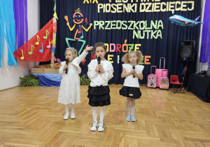 dziewczynki - Lea Guziak, Liliana Stasikiewicz i Laila Szkudlarek z PP Nr2 "Tęczowe przedszkole" w Zduńskiej Woli podczas występu na scenie