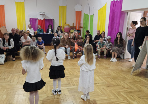 dziewczynki - Lea Guziak, Liliana Stasikiewicz i Laila Szkudlarek z PP Nr2 "Tęczowe przedszkole" w Zduńskiej Woli podczas śpiewania na tle publiczności