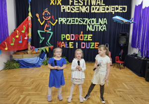 dziewczynki - Antonina Gałek, Adrianna Szulgan i Malwina Jaruga z PP Nr 4 "Zaczarowanej Krainy" w Zduńskiej Woli na scenie
