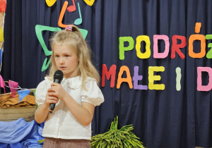 uczestniczka festiwalu Antonina Wojciechowska z PP Nr 7 "Pod Zielonym Semaforem" w Zduńskiej Woli podczas występu