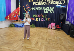 uczestniczka festiwalu Antonina Wojciechowska z PP Nr 7 "Pod Zielonym Semaforem" w Zduńskiej Woli podczas występu