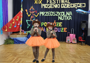 Magdalena Ficnerska i Laura Piątkowska z PP Nr 6 z oddziałami Integracyjnymi w Zduńskiej Woli w trakcie występu