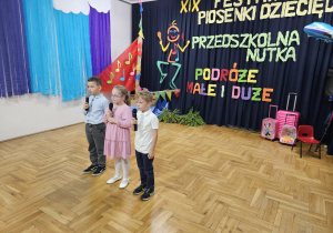 przedszkolaki - Adam Osmulski, Jan Idzikowski, Jagoda Grądkowska z PP Nr 5 w Zdunskiej Woli na scenie