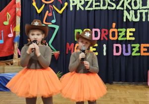 Magdalena Ficnerska i Laura Piątkowska z PP Nr 6 z oddziałami Integracyjnymi w Zduńskiej Woli w trakcie występu