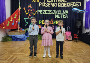 przedszkolaki - Adam Osmulski, Jan Idzikowski, Jagoda Grądkowska z PP Nr 5 w Zdunskiej Woli na scenie