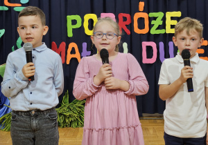 przedszkolaki - Adam Osmulski, Jan Idzikowski, Jagoda Grądkowska z PP Nr 5 w Zdunskiej Woli podczas występu