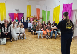 prowadząca festiwal nauczycielka - Joanna Dąbrowska z PP Nr10 "Pod Słoneczkiem" w Zduńskiej Woli wita gości i zaprasza do wspólnej zabawy