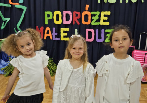dziewczynki - Lea Guziak, Liliana Stasikiewicz i Laila Szkudlarek z PP Nr2 "Tęczowe przedszkole" w Zduńskiej Woli pozują do zdjęcia