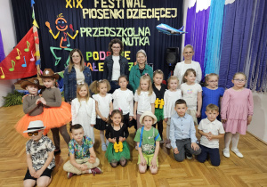 zdjęcie grupowe wykonawców z jury i panią Agnieszką Sapiejką dyrektorką PP Nr10 "Pod Słoneczkiem" w Zduńskiej Woli