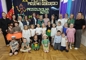 zdjęcie grupowe wykonawców piosenek, nauczycieli i jury festiwalu