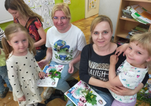 dzieci wręczają rodzicom wykonane bukiety