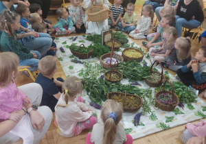 mama prowadząca spotkanie opowiada o ziołach