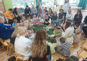 mama prowadząca spotkanie opowiada o ziołach