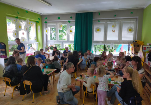 goście i dzieci podczas poczęstunku