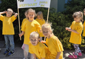 dzieci trzymają baner z napisem " 10 to jest moc wygrywamy dzień i noc"