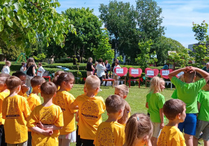 dzieci czekają na rozpoczęcie kolejnej konkurencji sportowej
