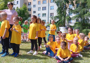 nauczycielka z dziećmi dopinguje swojego zawodnika