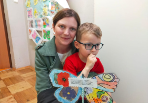mama i dziecko podczas składania życzeń i wręczania upominku