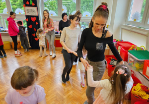 mamy tańczą ze swoim dzieckiem