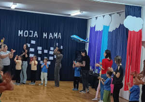 wspólna zabawa taneczna z instrumentami