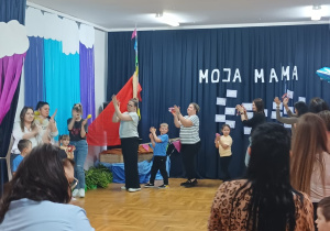 wspólna zabawa taneczna z instrumentami