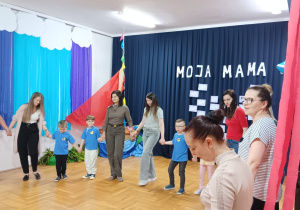 wspólne koło z mamami i dziećmi