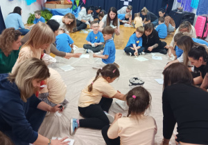 wspólna praca mam i dzieci nad obrazkami gipsowymi