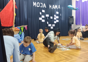 wspólna praca mam i dzieci nad obrazkami gipsowymi