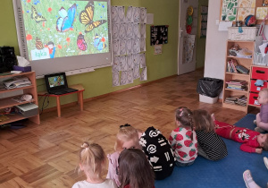 dzieci oglądają film edukacyjny