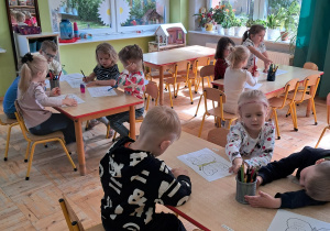 przedszkolaki kolorują motyle