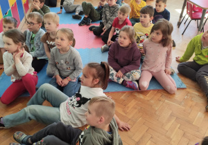 przedszkolaki uważnie słuchają
