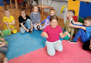dziewczynka ilustruje ruchem zwierzę a dzieci odgadują jego nazwę