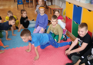 dzieci naśladują ruchem zwierzę