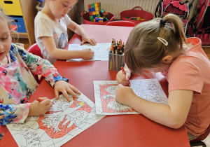 dzieci kolorują godło Polski wg podanego geometrycznego kodu